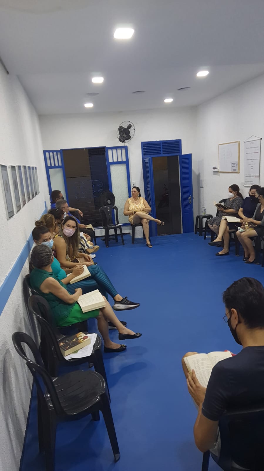Grupo reunido para estudo da Doutrina Espírita no GECX